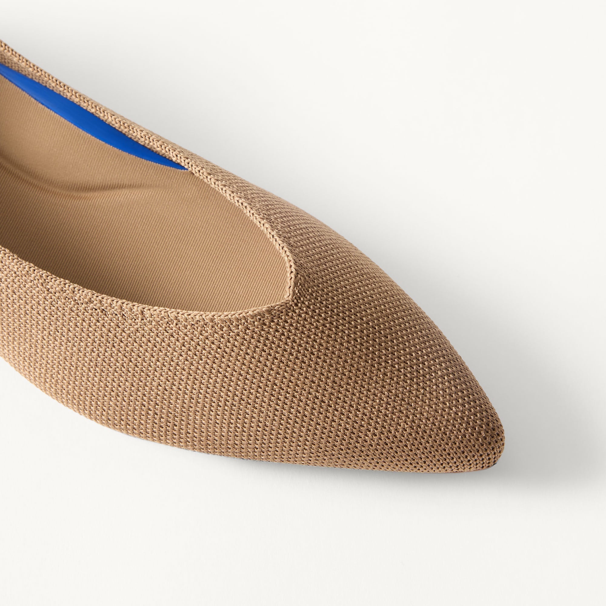 macro | Close up of the toe and vamp on The Point III in Maple.
