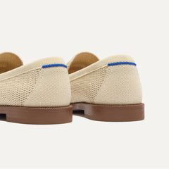 Close up of the heel of The Penny Loafer in Conch Raffia-Knit, with Rothy's signature blue halo. 